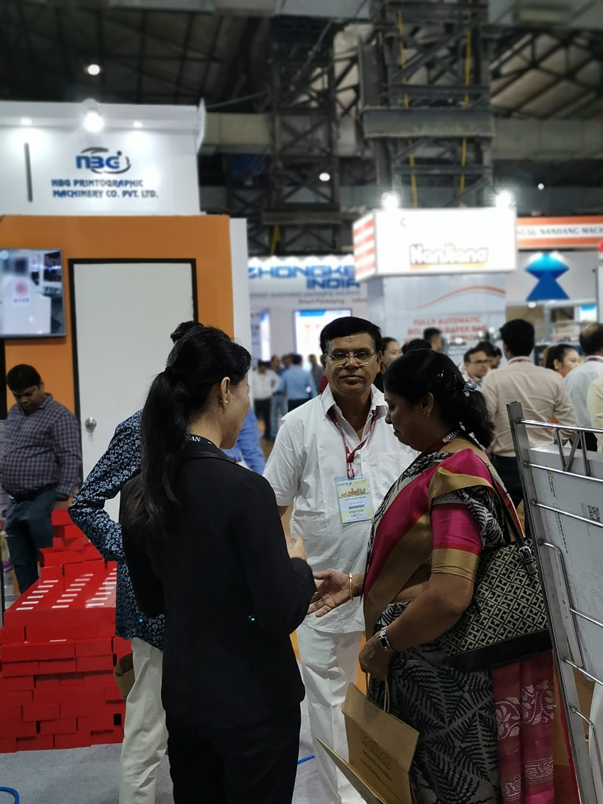 太阳集团tyc4633外贸员正在介绍机器